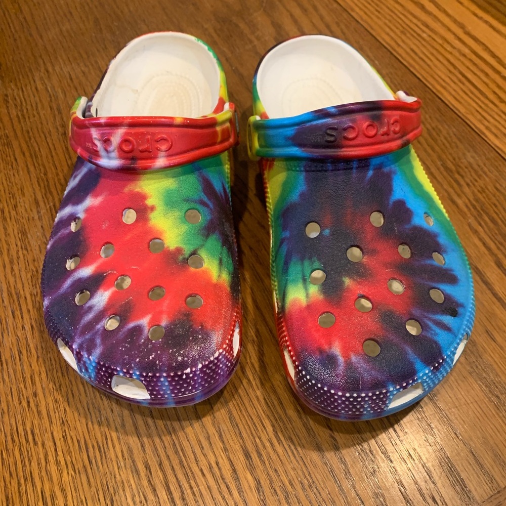 Crocs, Women’s 7 Men’s 5, Rainbow